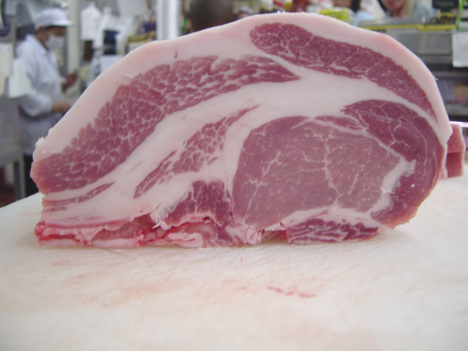 上級の豚肉の中からさらにほんの一握りの最上級グレードの豚肉だけを、プライドを持って「最高・１番・最上級」と言う意味をこめて「富士豚」として商標登録いたしました（登録商標4623558号）。